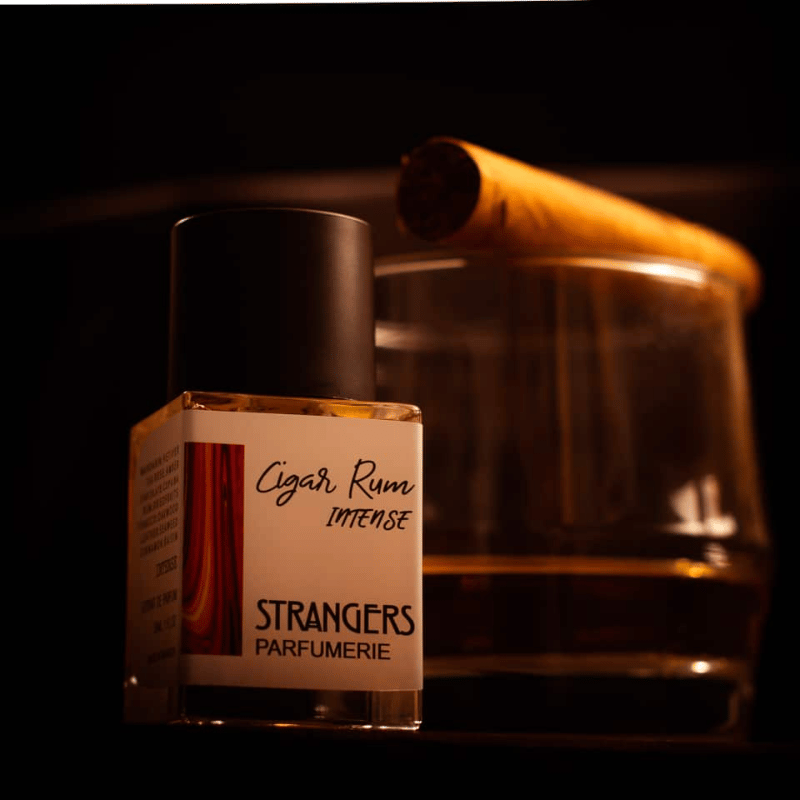 Thiết kế chai nước hoa Cigar Rum sang trọng, lấy cảm hứng từ hình ảnh xì gà cổ điển